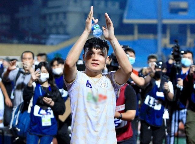 Quang Hải bật khóc, tặng áo kỷ niệm khán giả trước khi rời Hà Nội FC