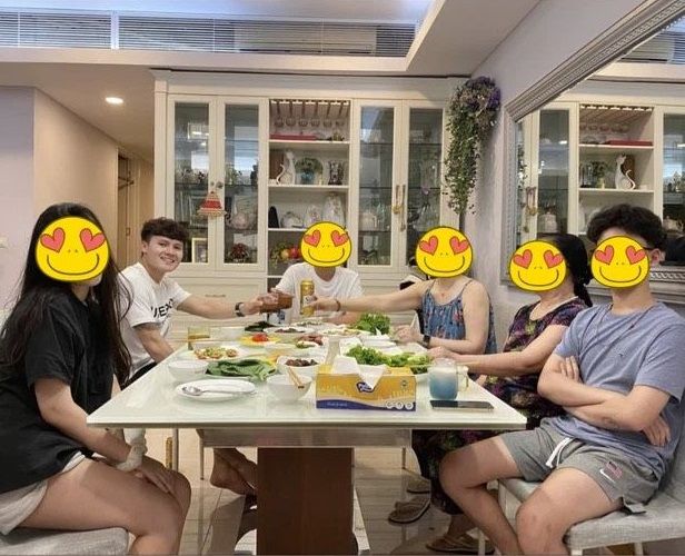 Quang Hải thì thầm to nhỏ cùng Chu Thanh Huyền khi đi dự đám cưới