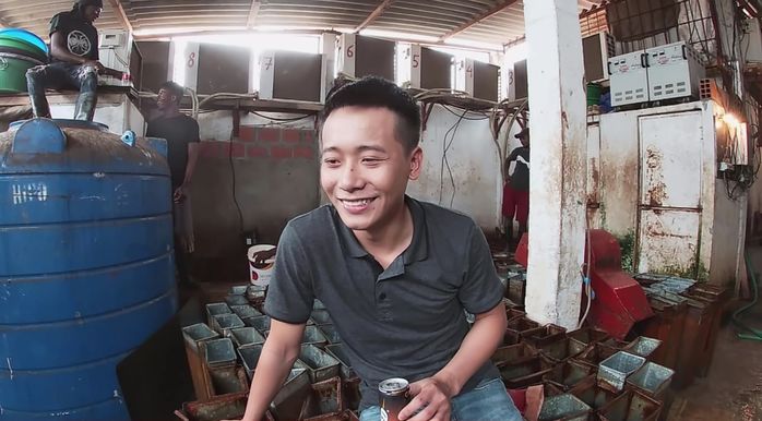 Quang Linh Vlogs bán xưởng đá, gom vốn về bản làm trang trại