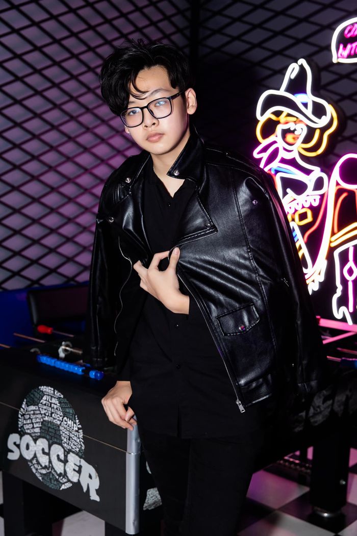 Con Anh Thư xuất hiện là giật spotlight: Con nhà tông 16 tuổi cao 1m84