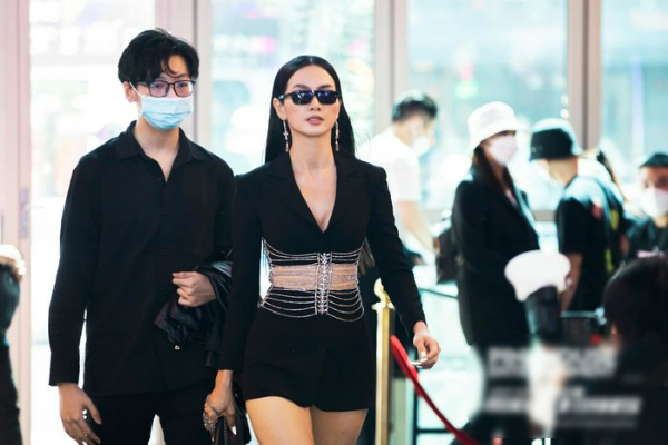 Con Anh Thư xuất hiện là giật spotlight: Con nhà tông 16 tuổi cao 1m84