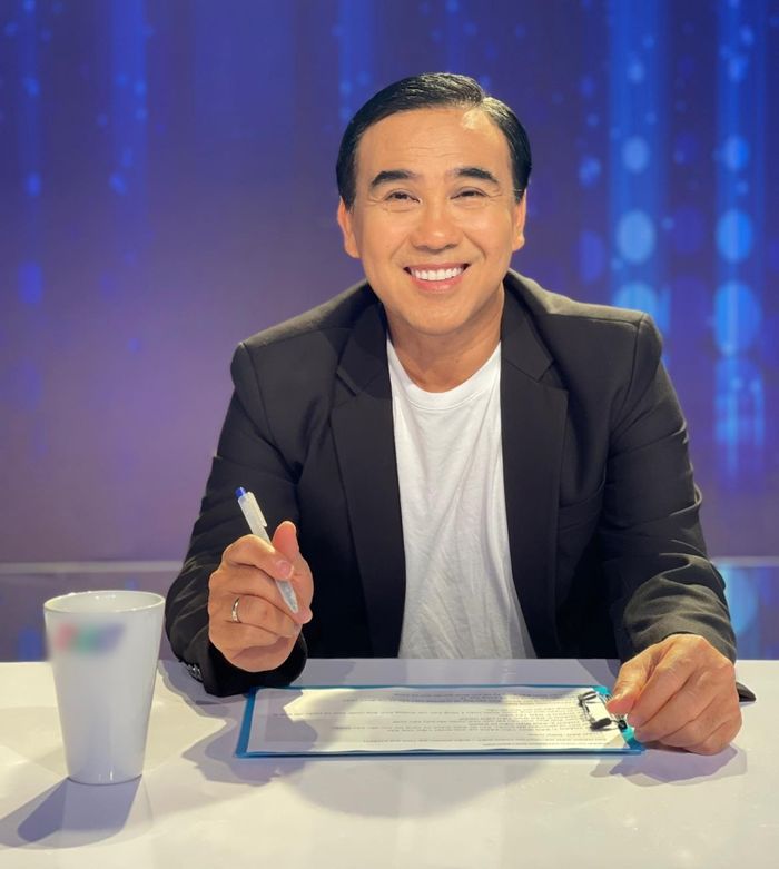 Quyền Linh đi show thấy ai gặp khó khăn là tặng từ tiền đến hiện vật
