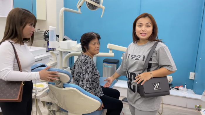 Quỳnh Trần JP chơi lớn chi bạc triệu làm răng cho mẹ