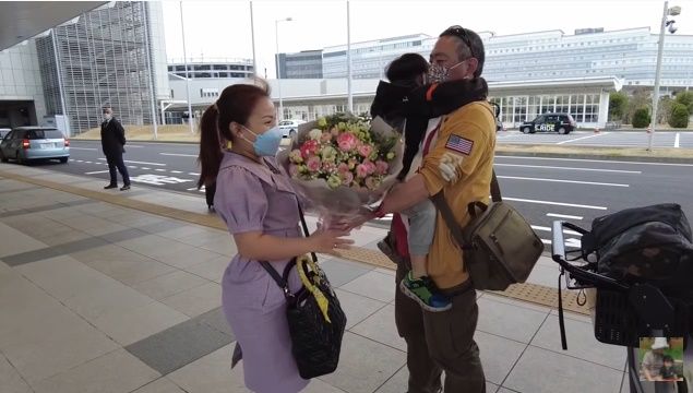 Quỳnh Trần JP làm sinh nhật cho chồng, còn tặng thêm xấp tiền dày cộm