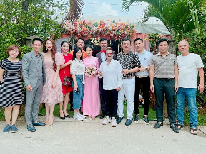 Sao nam 50 tuổi hơn vẫn cưới vợ đẹp: tuổi tác không ngăn cách tình yêu