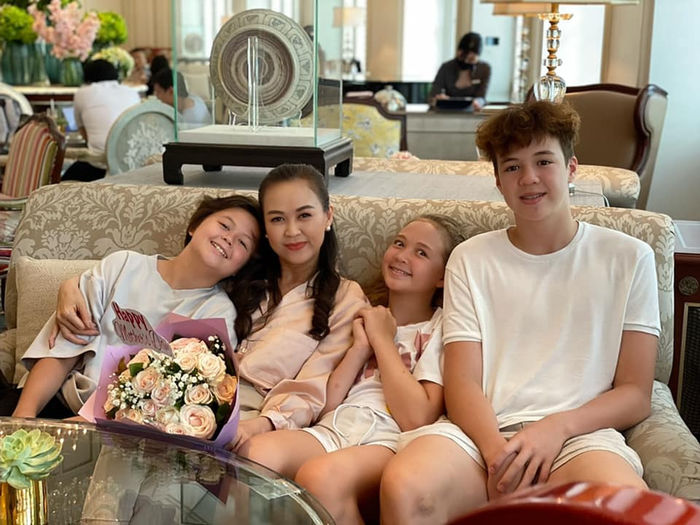 Sao nữ Tuyết nhiệt đới từ bỏ hào quang, sinh 3 con lai đáng yêu