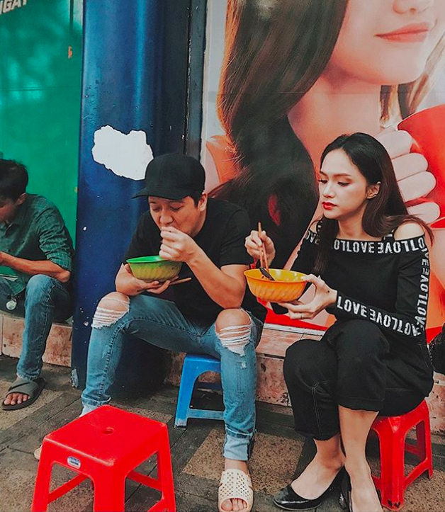 Sao Việt ăn quán lề đường: Ngọc Lan diện váy trắng ăn cơm tấm bãi rác