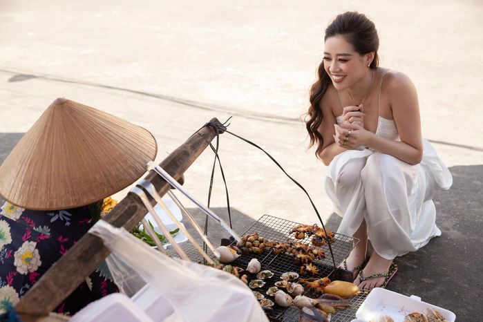 Sao Việt ăn quán lề đường: Ngọc Lan diện váy trắng ăn cơm tấm bãi rác