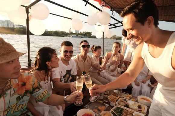 Sao Việt đón sinh nhật trên du thuyền: nữ chính “Bão Ngầm” mặc đồ bộ