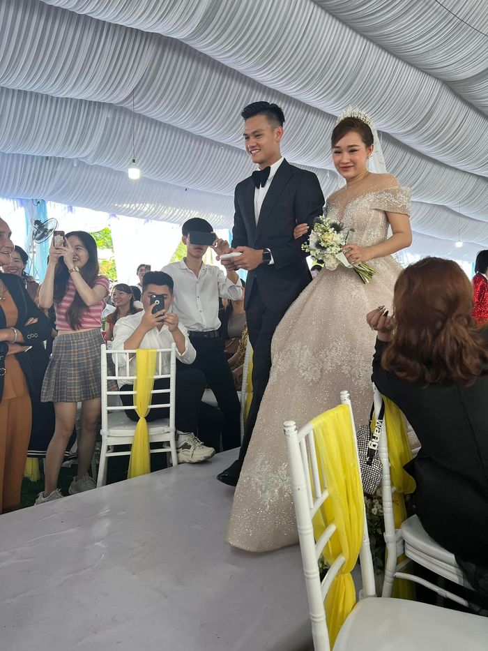 Sao Việt dự đám cưới cầu thủ Tấn Tài: chú rể đòi Hòa Minzy hát Rời Bỏ