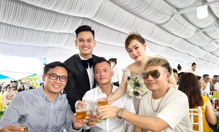 Sao Việt dự đám cưới cầu thủ Tấn Tài: chú rể đòi Hòa Minzy hát Rời Bỏ