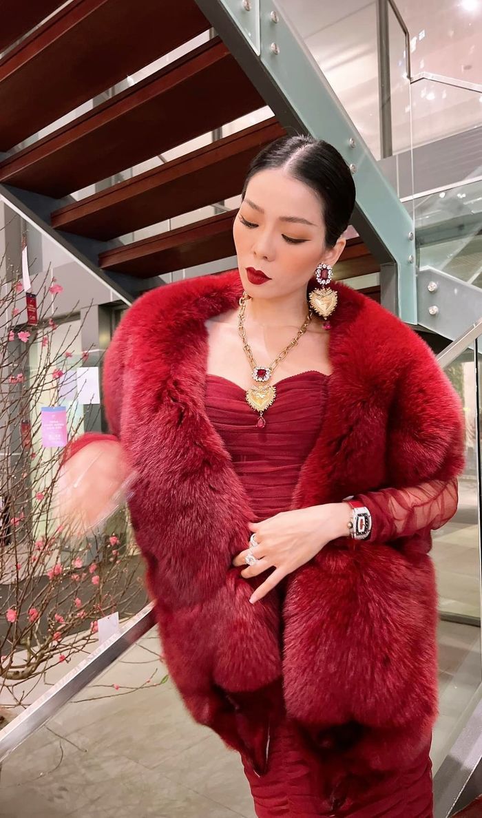 Sao Việt ham lời phụ kiện, bị khăn lông nuốt chửng