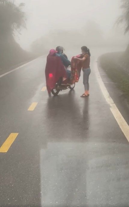 Phía sau clip giúp hai vợ chồng công nhân về quê trong mưa rét
