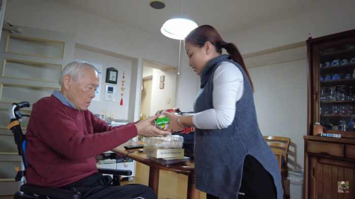 Quỳnh Trần JP biếu quà cho ba mẹ chồng: Toàn là đặc sản Việt Nam