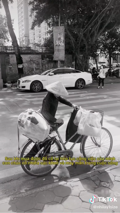 Xúc động mẹ nhặt rác mua quà sinh nhật cho con, chủ tiệm tặng luôn áo