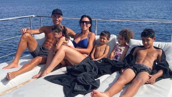 Siêu sao bóng đá CR7 là người cha tuyệt vời của gia đình