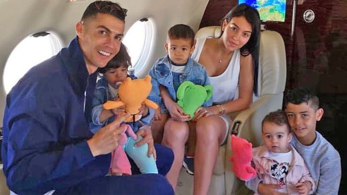 Siêu sao bóng đá CR7 là người cha tuyệt vời của gia đình