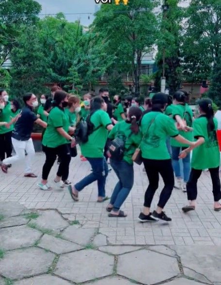 Sinh nhật Phi Nhung: cháu ngoại hôn ảnh bà, Mạnh Quỳnh làm đêm nhạc