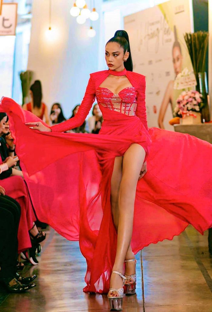 Sự khác biệt giữa Khánh Vân - Lương Mỹ Kỳ khi catwalk cùng một mẫu váy