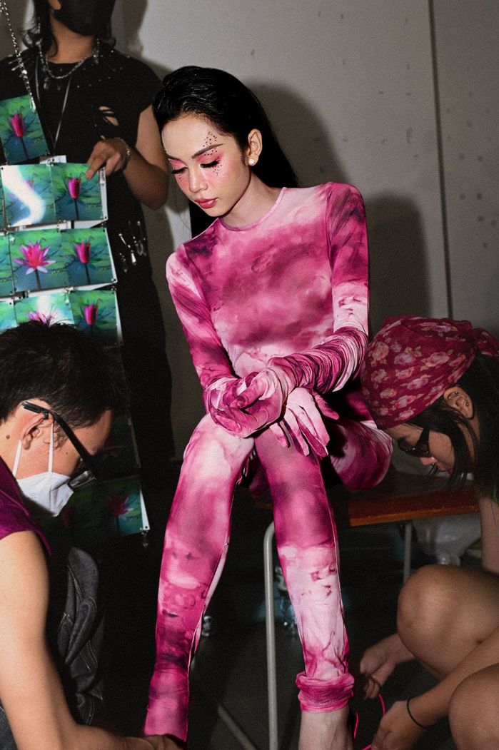 Sự khác biệt giữa Khánh Vân - Lương Mỹ Kỳ khi catwalk cùng một mẫu váy
