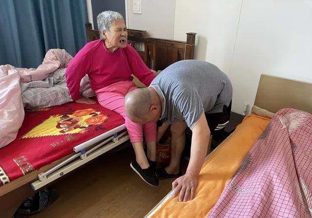 Người đàn ông U60 không lấy vợ, 28 năm ngủ chung phòng với mẹ ruột