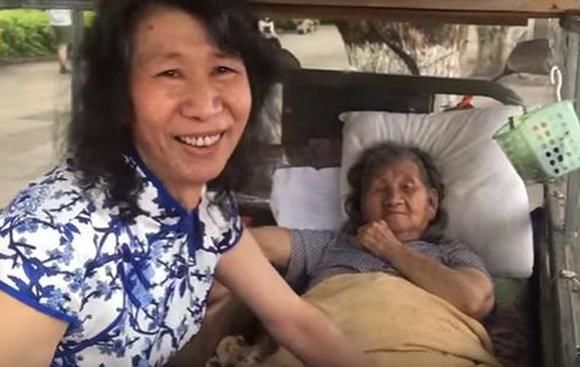 Người đàn ông U60 không lấy vợ, 28 năm ngủ chung phòng với mẹ ruột
