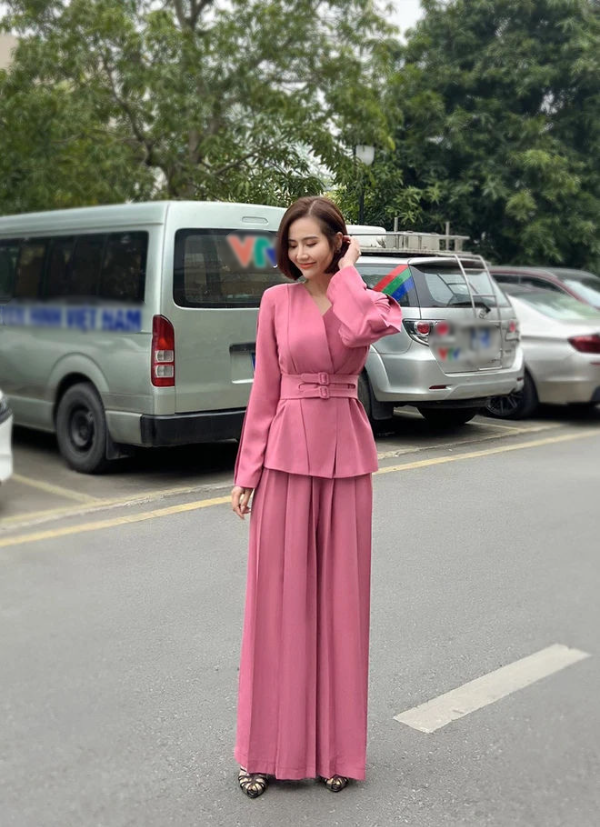 Tham khảo tủ đồ công sở ú ụ của nữ chính Thương Ngày Nắng Về