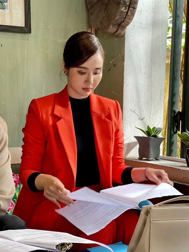Tham khảo tủ đồ công sở ú ụ của nữ chính Thương Ngày Nắng Về