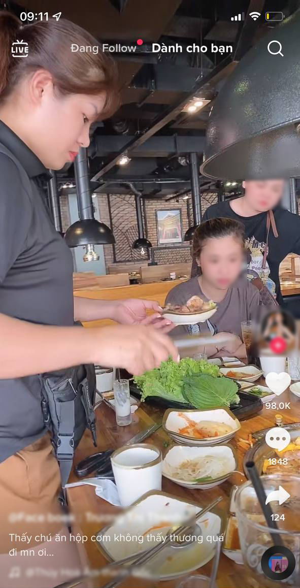 Ấm lòng hình ảnh các chú bảo vệ được mọi người quan tâm