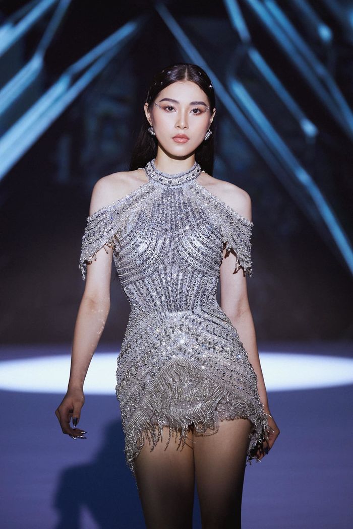 Thí sinh Hoa hậu đeo lại SBD, mượn luôn outfit của Khánh Vân một thời