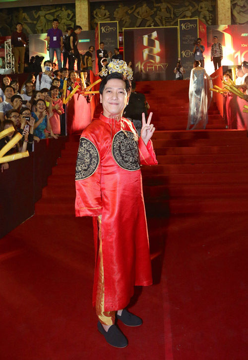 Thời trang sai hoàn cảnh của sao Việt: Ngọc Trinh đi biển thì kín mít