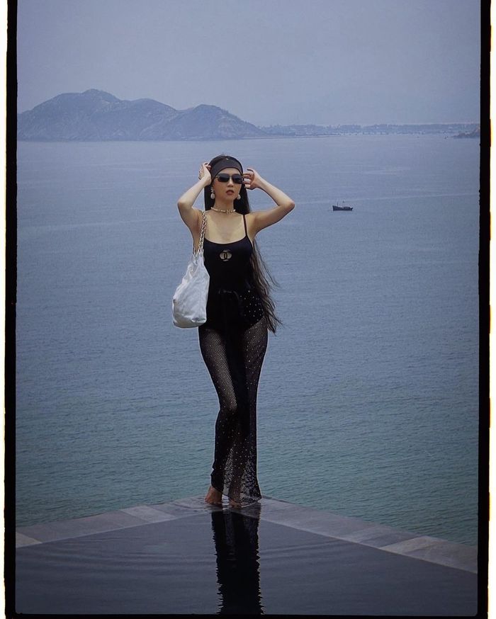 Thời trang sai hoàn cảnh của sao Việt: Ngọc Trinh đi biển thì kín mít
