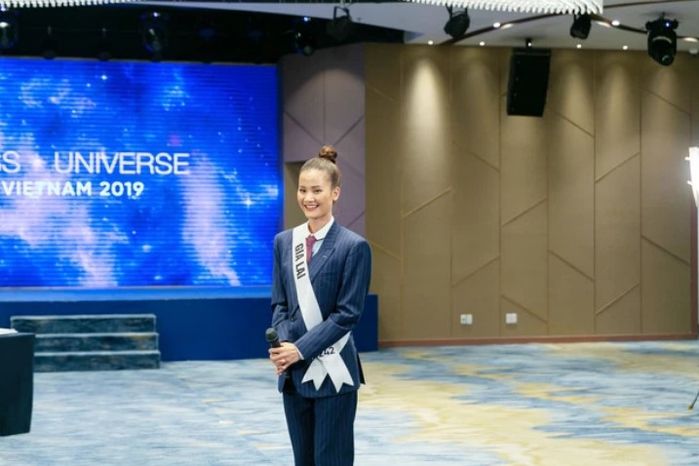 Thời trang sai hoàn cảnh của sao Việt: Ngọc Trinh đi biển thì kín mít