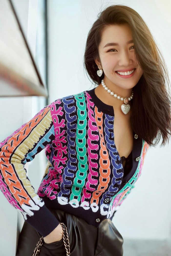 Thời trang thăng hạng của Thúy Ngân: có khi xách cả căn hộ xuống phố