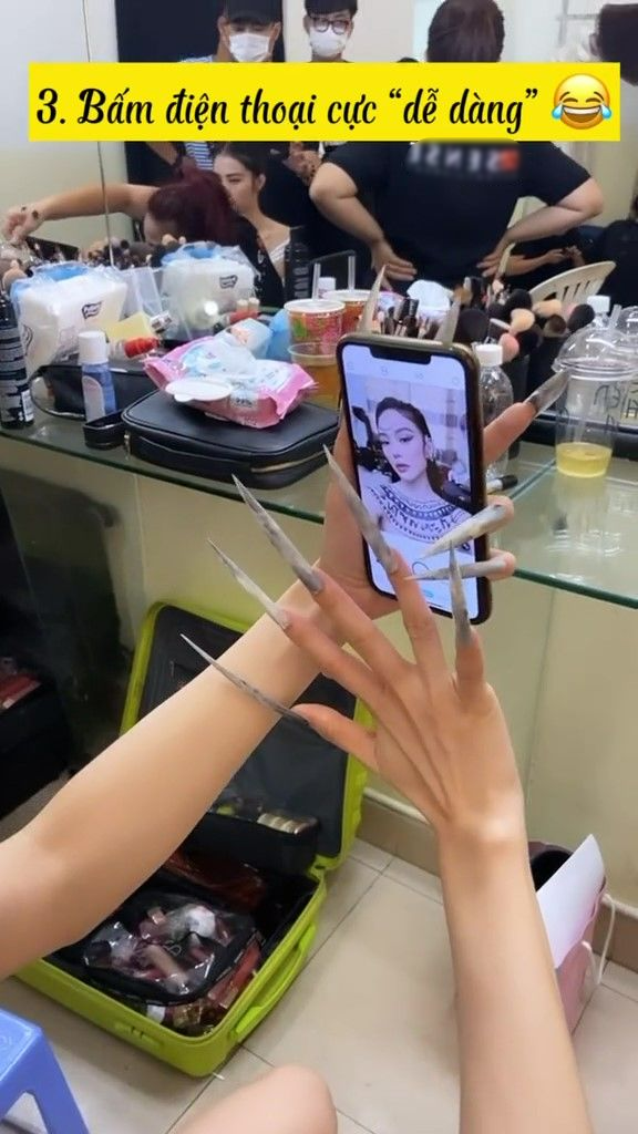 Thủy quái Minh Hằng khổ sở vì bộ nail khi đóng MV của Đông Nhi