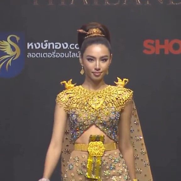 Thùy Tiên trở lại Thái: Đeo vàng ròng hơn 20 tỷ, tiếp tục nuốt mic