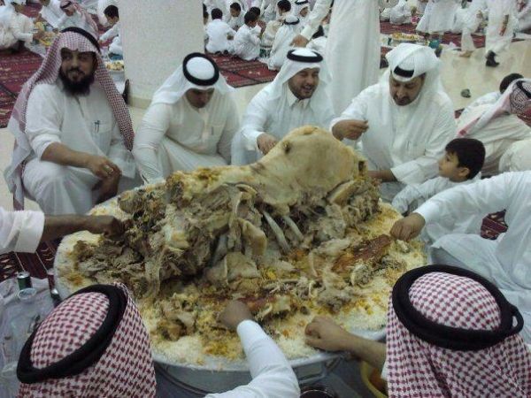 Tới cách ăn uống của giới nhà giàu Dubai cũng phải khác người