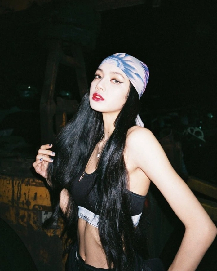 Trình tái chế khăn đỉnh chóp từ idol: Jisoo làm áo và quấn trên đầu