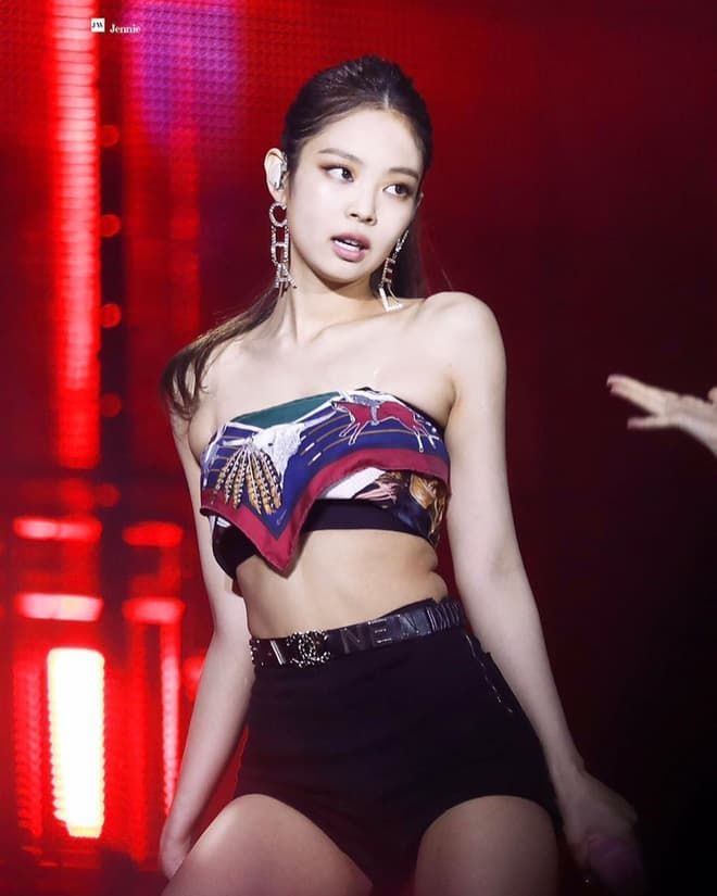 Trình tái chế khăn đỉnh chóp từ idol: Jisoo làm áo và quấn trên đầu