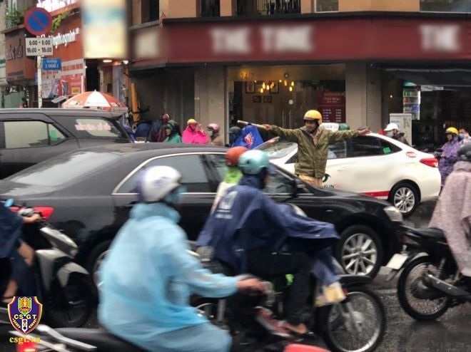 Trở thành giám đốc sau 18 năm, cậu học sinh nghèo quay lại trả ơn CSGT