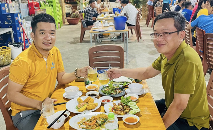 Trở thành giám đốc sau 18 năm, cậu học sinh nghèo quay lại trả ơn CSGT