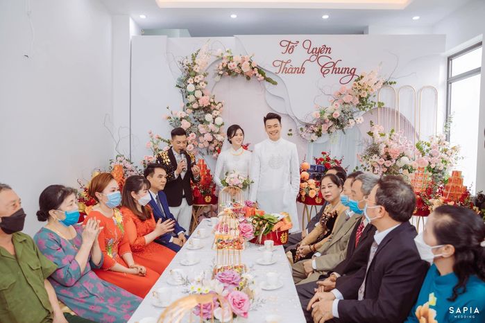 Trọn vẹn ảnh đính hôn của cầu thủ Thành Chung và vợ xinh như Hoa hậu