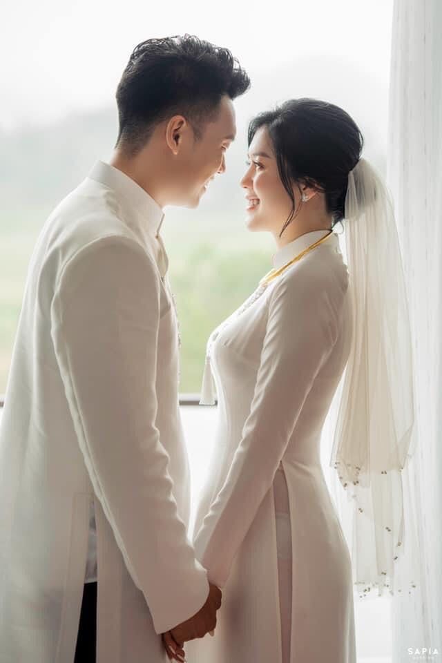 Trọn vẹn ảnh đính hôn của cầu thủ Thành Chung và vợ xinh như Hoa hậu