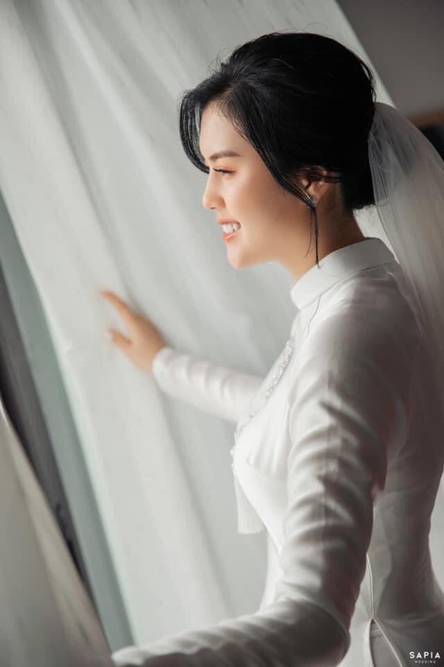 Trọn vẹn ảnh đính hôn của cầu thủ Thành Chung và vợ xinh như Hoa hậu