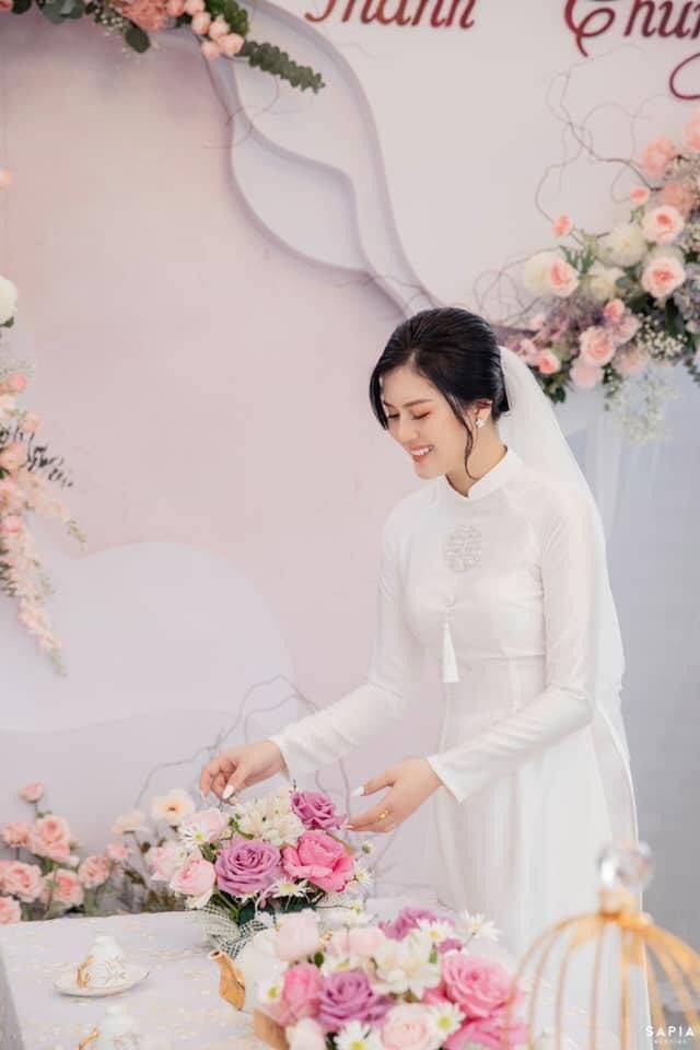 Trọn vẹn ảnh đính hôn của cầu thủ Thành Chung và vợ xinh như Hoa hậu