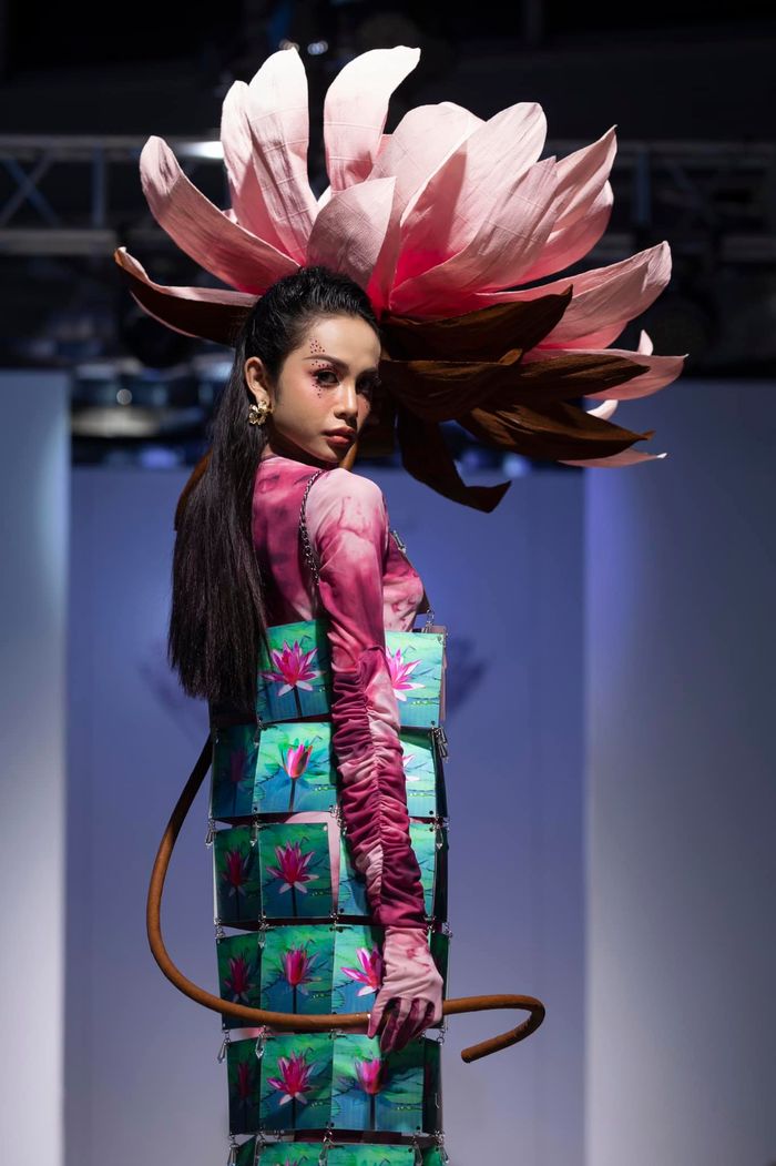Trước màn catwalk ô dề, Lương Mỹ Kỳ từng xách váy cho NSND Kim Xuân