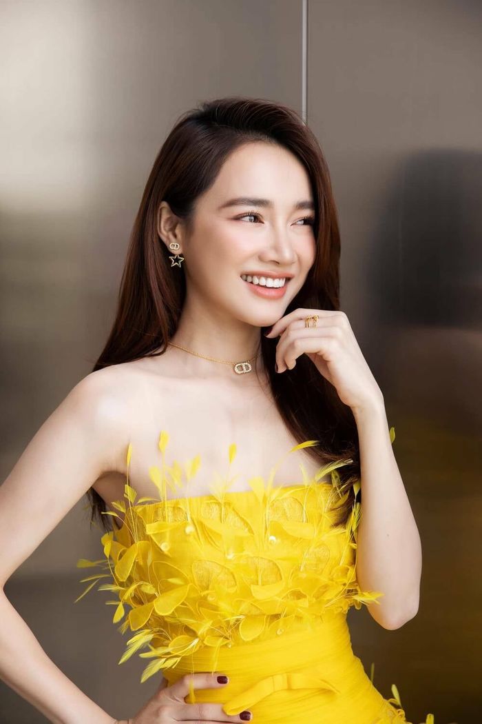 Trường Giang hộ tống Nhã Phương đi sự kiện: ánh mắt chỉ hướng về vợ