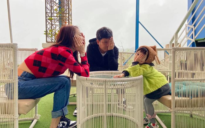 Trường Giang - Nhã Phương ăn chung 1 ổ bánh mì, uống cùng ly trà sữa
