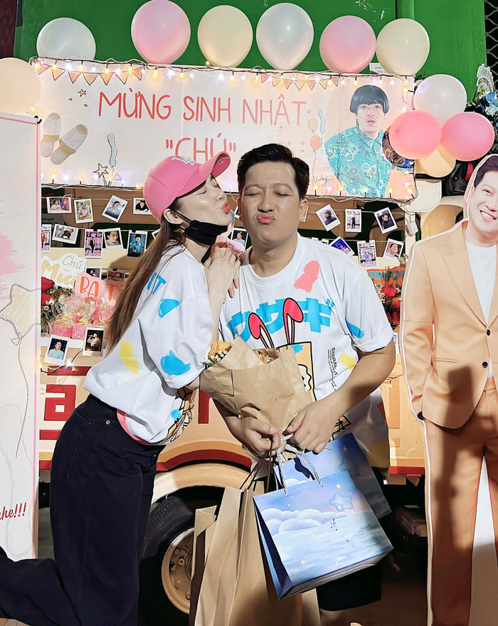 Trường Giang - Nhã Phương ăn chung 1 ổ bánh mì, uống cùng ly trà sữa