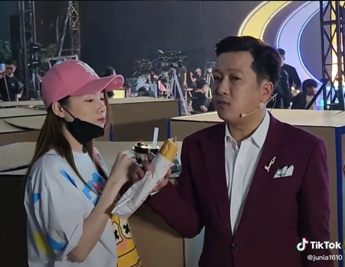 Trường Giang - Nhã Phương ăn chung 1 ổ bánh mì, uống cùng ly trà sữa